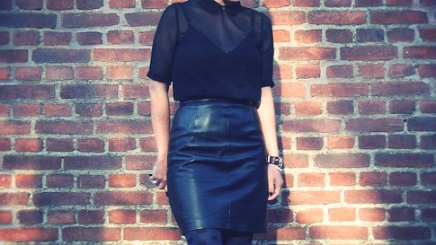 Модные образы 2012 – кожаная юбка и блузка с воротником «Питер Пэн»