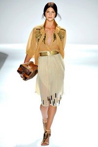 Блестящая одежда и аксессуары для дневного стиля – модный тренд лета 2012