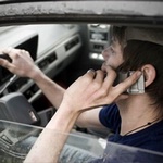 Желание общаться по мобильному за рулем вызвано расстройством психики