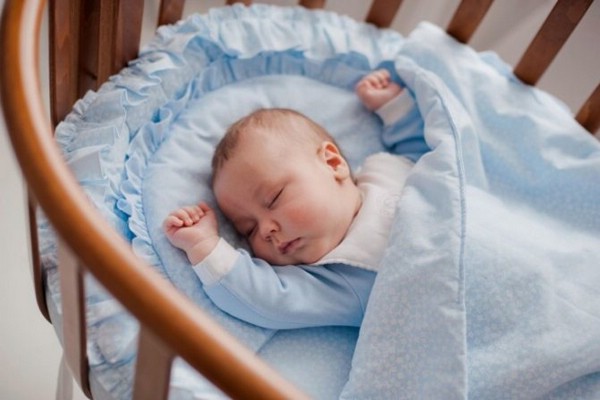 С какого возраста ребенку позволено спать на подушке