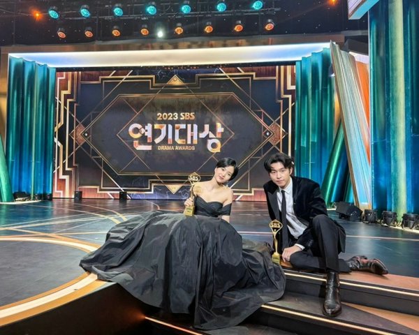 Хон Кён получил награду на церемонии SBS Drama Awards 2023
