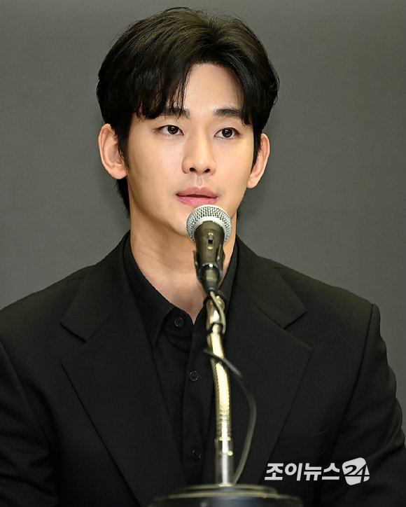 Ким Су Хён провел эмоциональную пресс-конференцию, опровергая обвинения в отношениях с несовершеннолетней Ким Сэ Рон